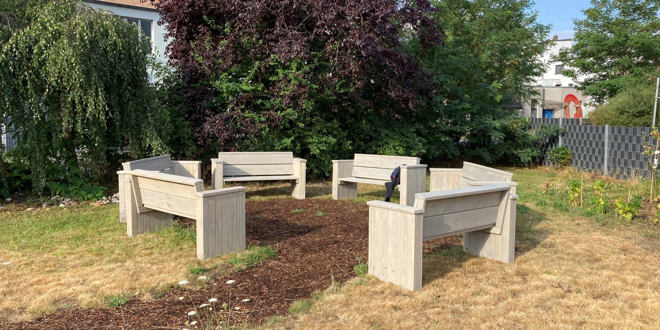 Sitzbänke im Gemeinschaftsgarten