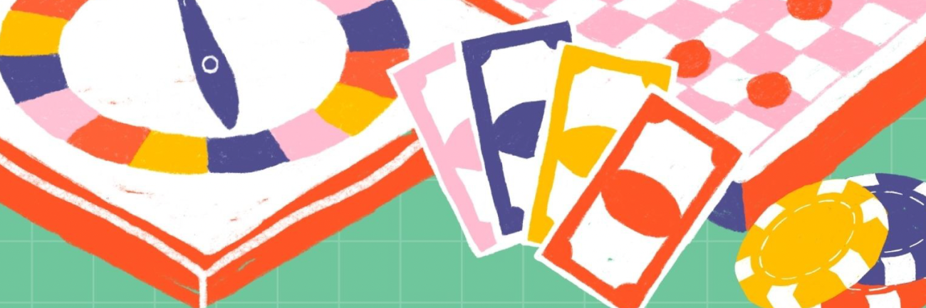 Brettspiele, die auf einem Tisch liegen: Eine Roulettescheibe, Spielgeld und ein Schachbrett.