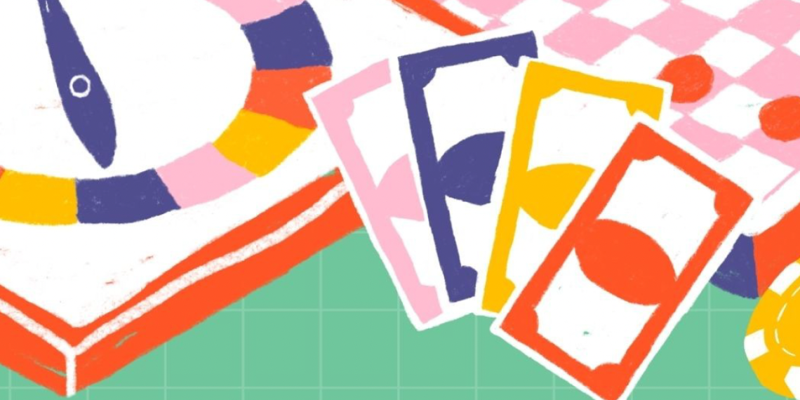 Brettspiele, die auf einem Tisch liegen: Eine Roulettescheibe, Spielgeld und ein Schachbrett.