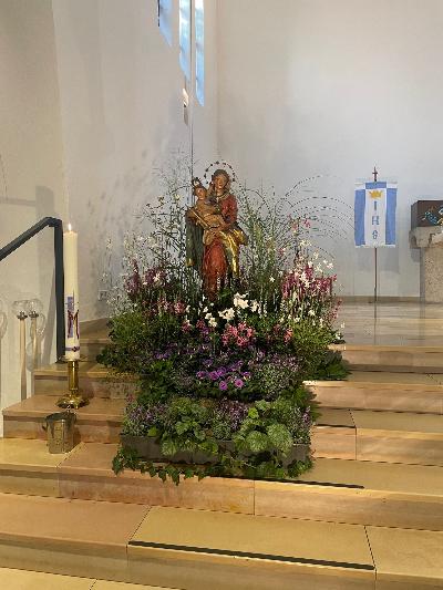 Muttergottes von Noithausen mit Blumenschmuck (c) Ulrike Kreuels Muttergottes von Noithausen mit Blumenschmuck