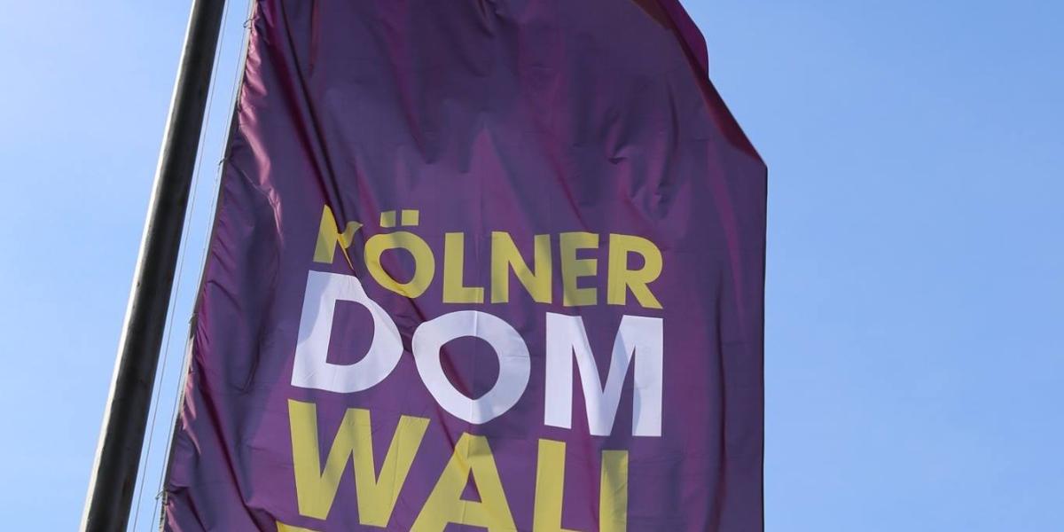 Die Domwallfahrt 2018 steht unter dem Leitwort „Dona nobis pacem“ und erinnert an das Ende des Ersten Weltkriegs vor 100 Jahren. Die Domwallfahrt wird von vielen Gästen mitgestaltet, die im damaligen Kriegsgeschehen Gegner waren. Fahne zur Domwallfahrt Ex-Bild-DB-ID: 20881