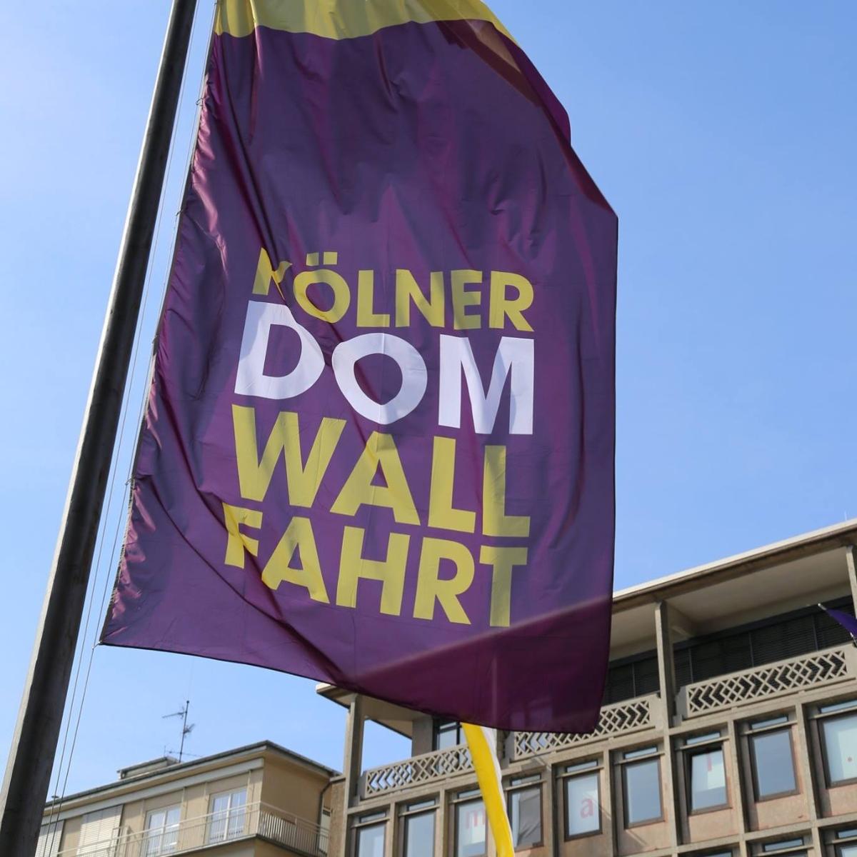 Die Domwallfahrt 2018 steht unter dem Leitwort  „Dona nobis pacem“ und erinnert an das Ende des Ersten Weltkriegs vor 100 Jahren.    Die Domwallfahrt wird von vielen Gästen mitgestaltet, die im damaligen Kriegsgeschehen Gegner waren.  Fahne zur Domwallfahrt Ex-Bild-DB-ID: 20881