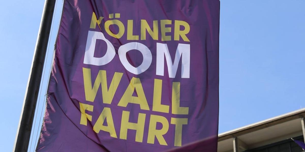 Die Domwallfahrt 2018 steht unter dem Leitwort  „Dona nobis pacem“ und erinnert an das Ende des Ersten Weltkriegs vor 100 Jahren.    Die Domwallfahrt wird von vielen Gästen mitgestaltet, die im damaligen Kriegsgeschehen Gegner waren.  Fahne zur Domwallfahrt Ex-Bild-DB-ID: 20881