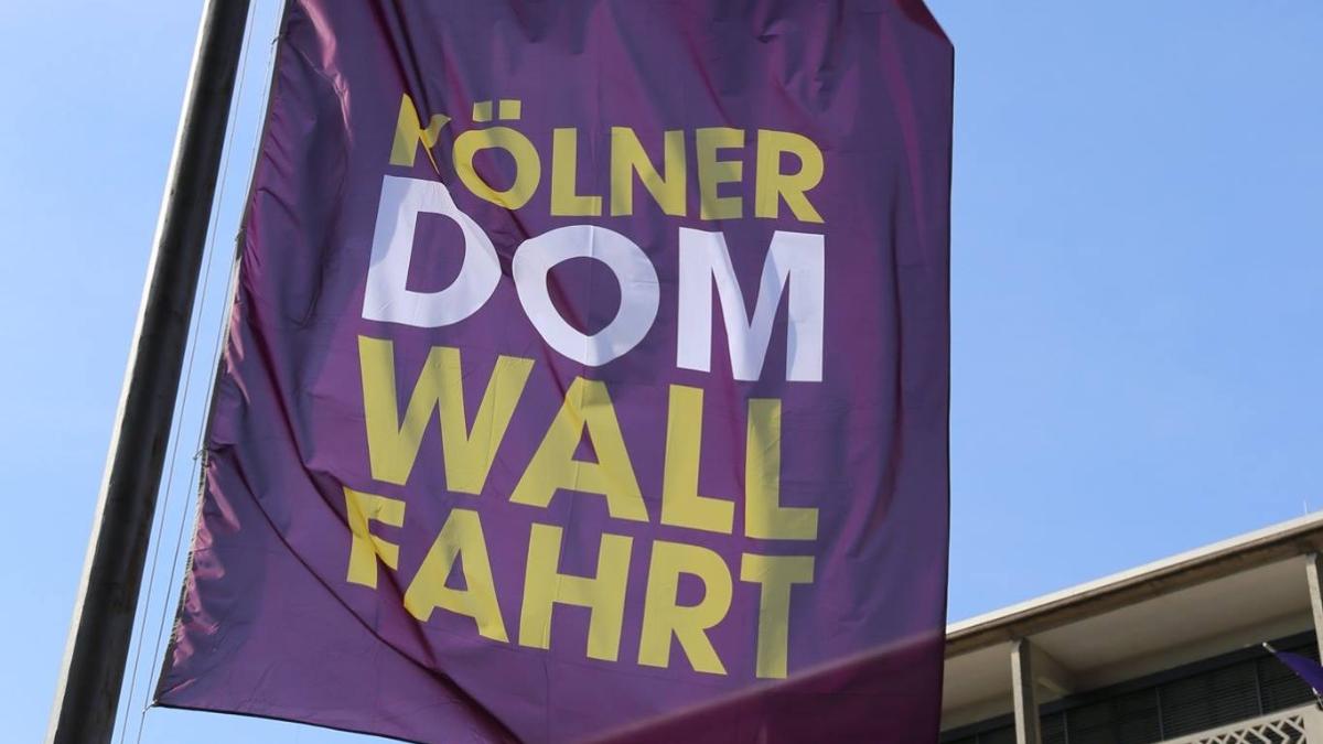 Die Domwallfahrt 2018 steht unter dem Leitwort  „Dona nobis pacem“ und erinnert an das Ende des Ersten Weltkriegs vor 100 Jahren.    Die Domwallfahrt wird von vielen Gästen mitgestaltet, die im damaligen Kriegsgeschehen Gegner waren.  Fahne zur Domwallfahrt Ex-Bild-DB-ID: 20881