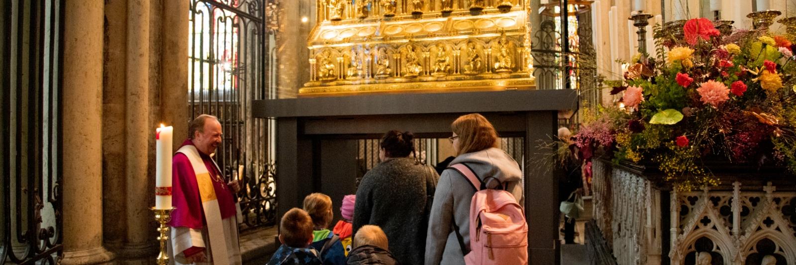 Im Anschluss an den Wortgottesdienst gingen alle Kinder unter dem Schrein der Heiligen Drei Könige hindurch