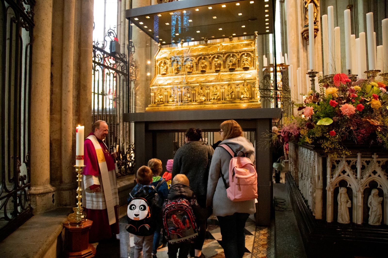 Im Anschluss an den Wortgottesdienst gingen alle Kinder unter dem Schrein der Heiligen Drei Könige hindurch