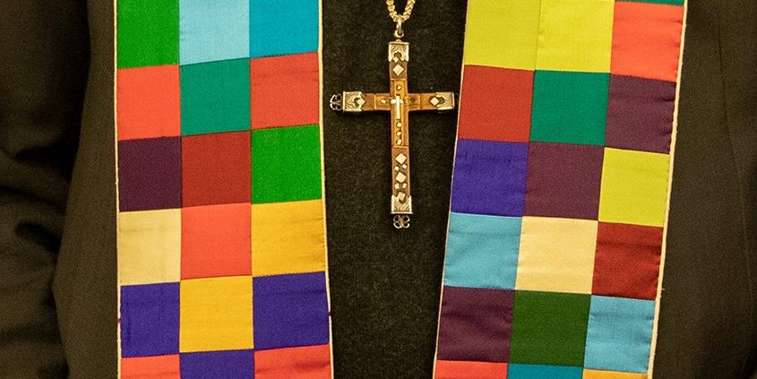 Diese Stola wurde Erzbischof Woelki vom Kölner Dreigestirn im Kölner Dom als Geschenk überreicht. Ex-Bild-DB-ID: 27444