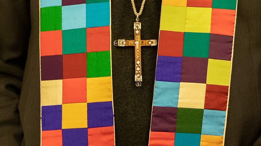 Diese Stola wurde Erzbischof Woelki vom Kölner Dreigestirn im Kölner Dom als Geschenk überreicht. Ex-Bild-DB-ID: 27444