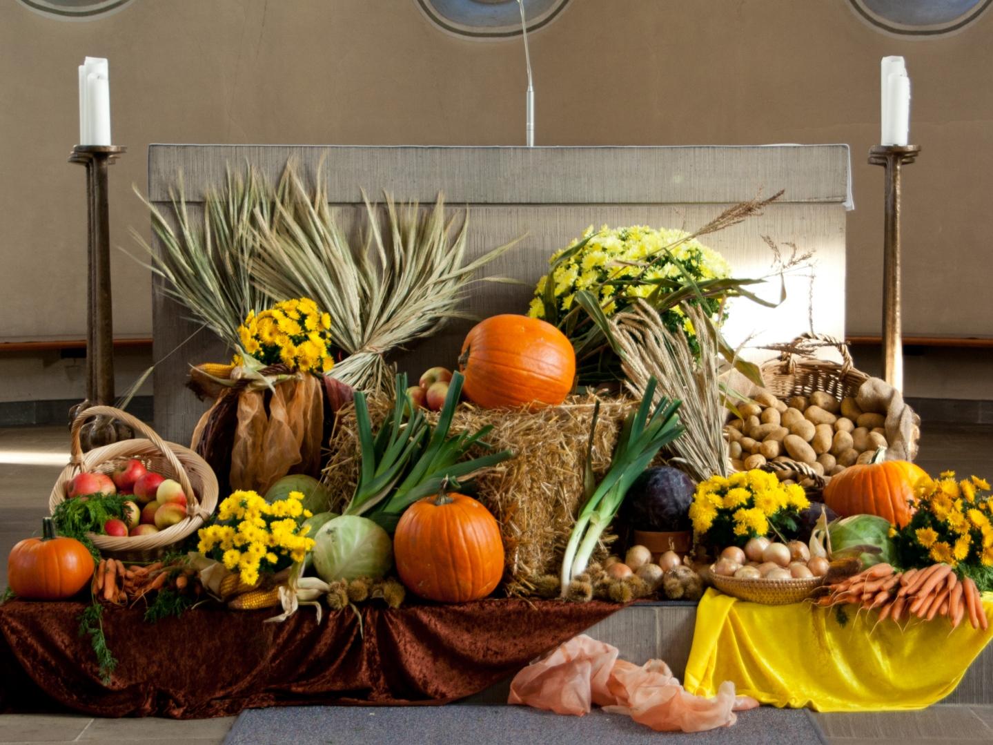 Erntedank, Erntefest, Erntedanksonntag, Gabentisch,   In der römisch-katholischen Kirche ist ein Erntedankfest seit dem 3. Jahrhundert belegt. Da die Ernte je nach Klimazone zu verschiedenen Zeiten eingebracht wird, gab es nie einen einheitlichen Termin. Ex-Bild-DB-ID: 18834