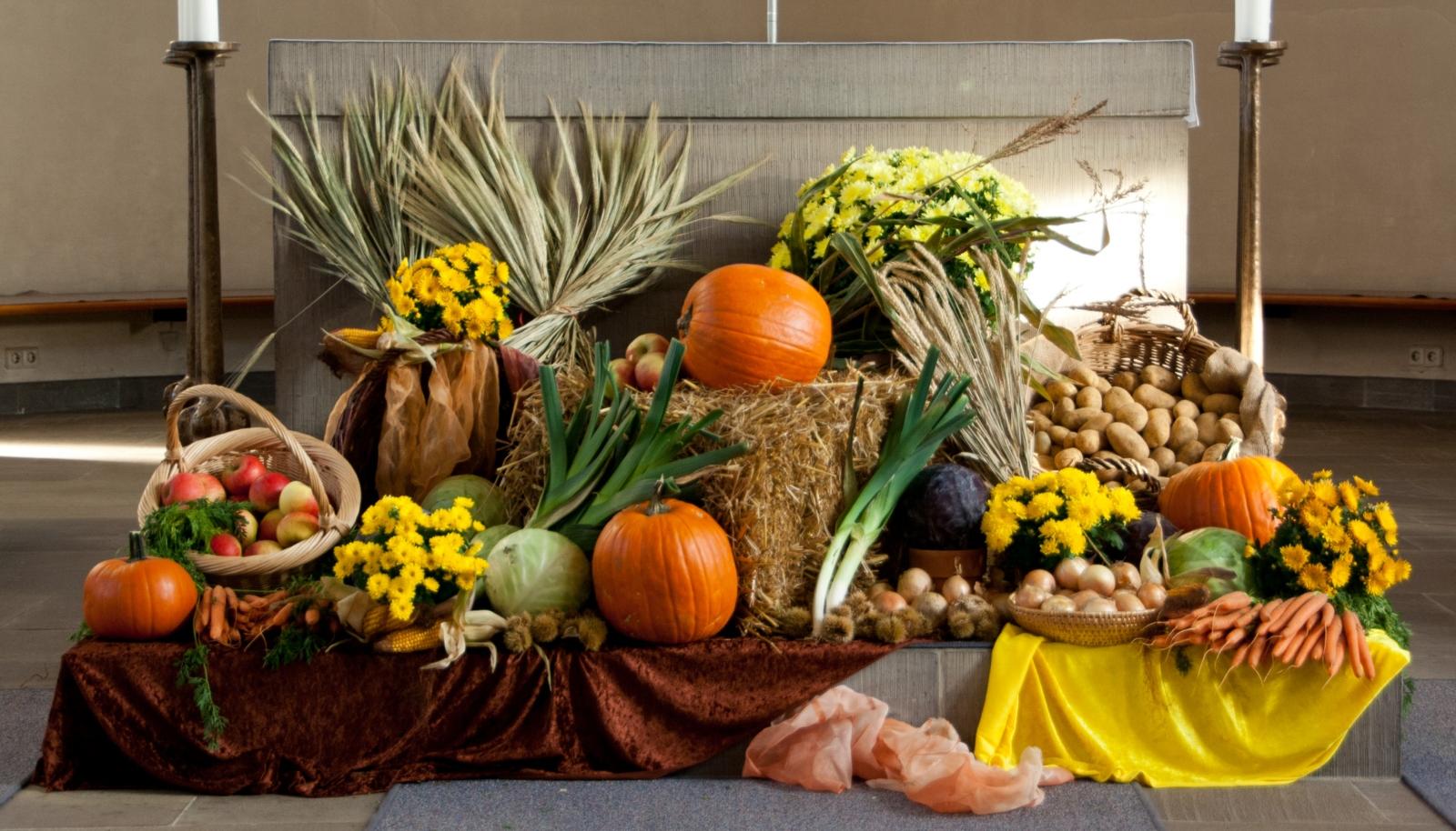 Erntedank, Erntefest, Erntedanksonntag, Gabentisch,   In der römisch-katholischen Kirche ist ein Erntedankfest seit dem 3. Jahrhundert belegt. Da die Ernte je nach Klimazone zu verschiedenen Zeiten eingebracht wird, gab es nie einen einheitlichen Termin. Ex-Bild-DB-ID: 18834