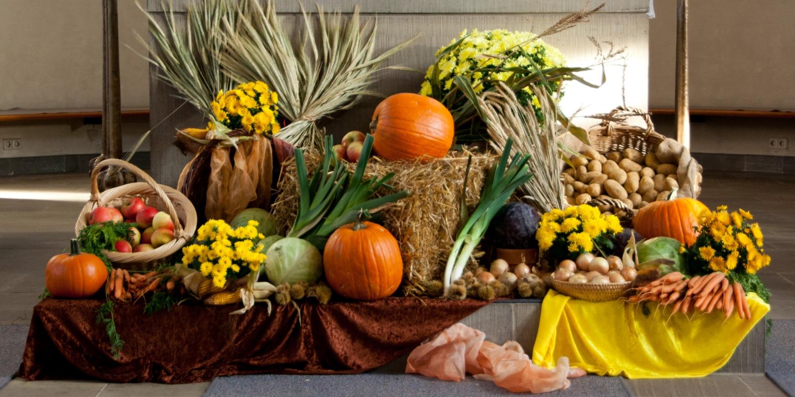 Erntedank, Erntefest, Erntedanksonntag, Gabentisch,   In der römisch-katholischen Kirche ist ein Erntedankfest seit dem 3. Jahrhundert belegt. Da die Ernte je nach Klimazone zu verschiedenen Zeiten eingebracht wird, gab es nie einen einheitlichen Termin. Ex-Bild-DB-ID: 18834