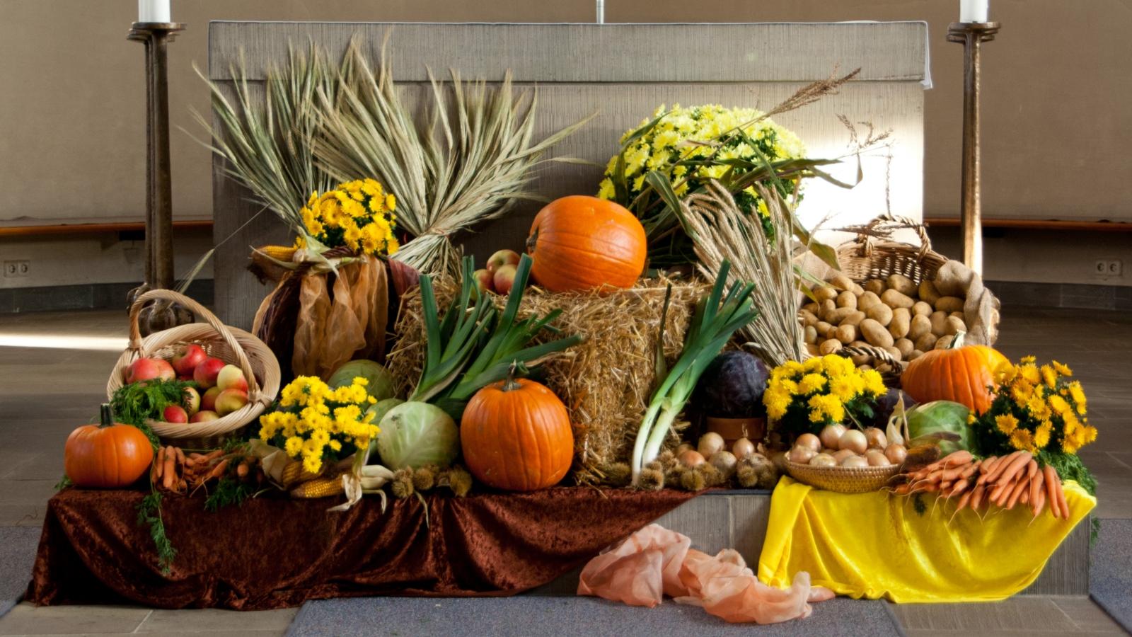 Erntedank, Erntefest, Erntedanksonntag, Gabentisch,   In der römisch-katholischen Kirche ist ein Erntedankfest seit dem 3. Jahrhundert belegt. Da die Ernte je nach Klimazone zu verschiedenen Zeiten eingebracht wird, gab es nie einen einheitlichen Termin. Ex-Bild-DB-ID: 18834