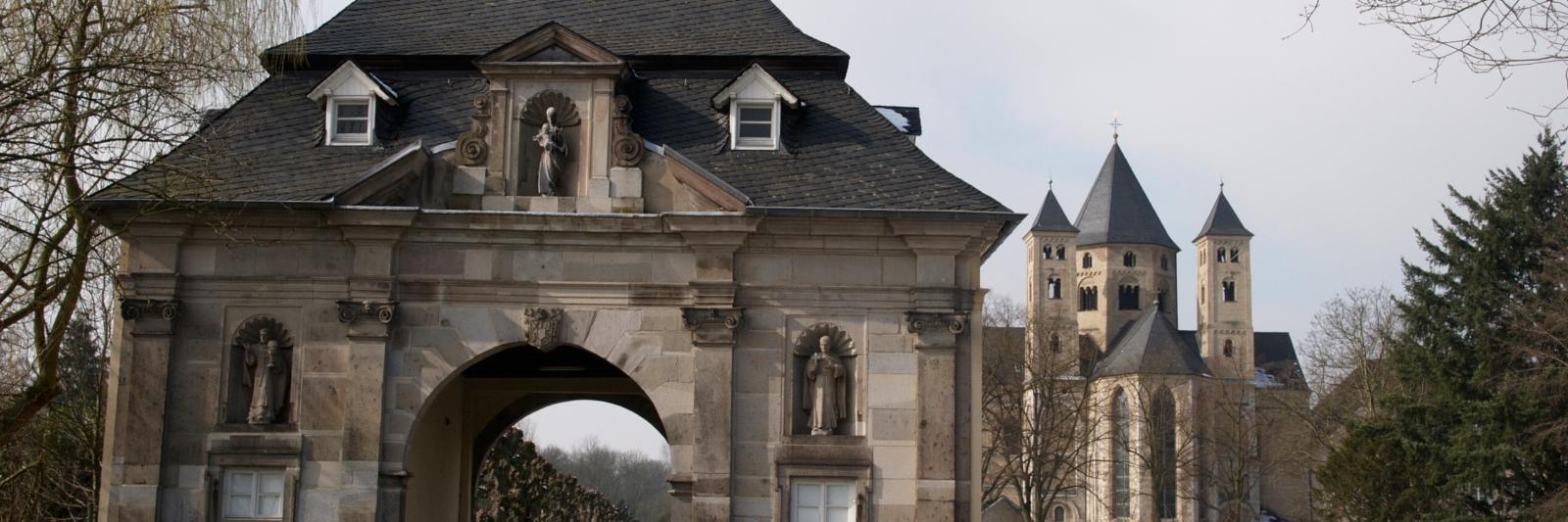Wegen ihrer hervorragenden kunstgeschichtlichen Bedeutung und der jahrhunderte alten Wallfahrt zum Gnadenbild erhielt die Kirche 1974 den päpstlichen Titel 'Basilika minor'.

Mauerrelief,
Klosterzufahrt