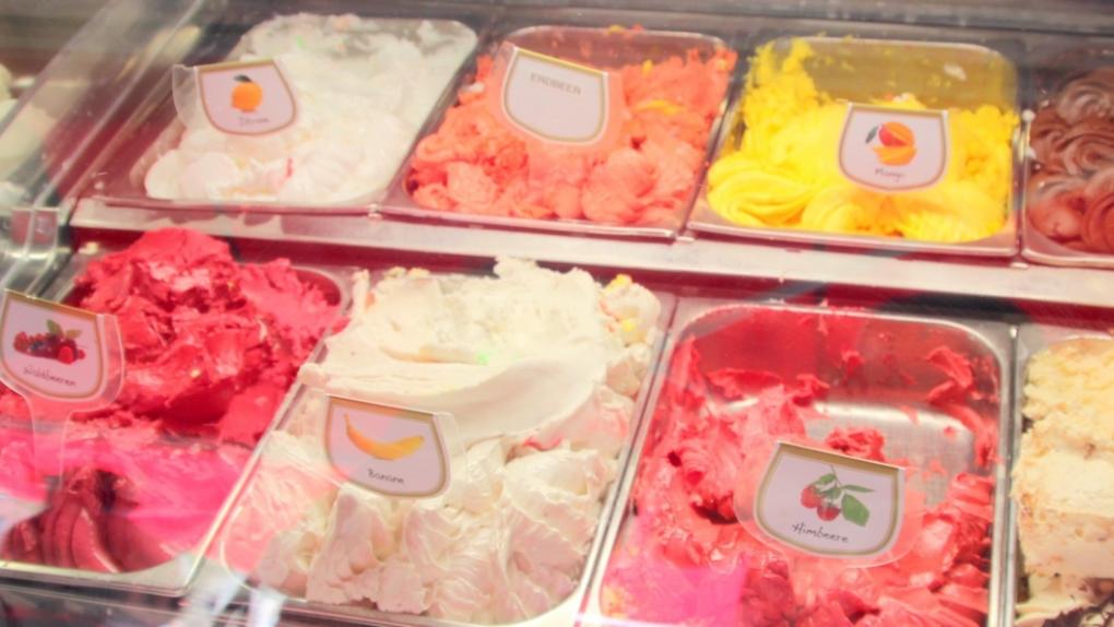 Eis in Hülle und Fülle Eis schlecken, Sommer, Sonne, naschen, Süßes, Eisdiele, Erfrischung, Abkühlung, Ex-Bild-DB-ID: 11028