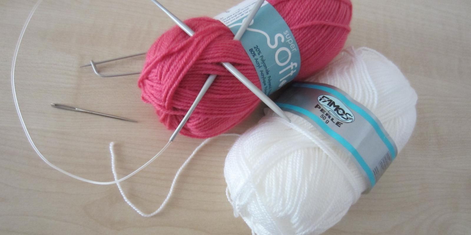 Kreativ-Treff handarbeiten, Handarbeit, stricken, Stricken ist das Herstellen textiler Maschengebilde aus Garnen durch Fadenumschlingung, wobei die Maschen einer Reihe nacheinander gebildet werden. Beim Handstricken wird mit zwei bis fünf Stricknadeln gearbeitet. Ex-Bild-DB-ID: 18108