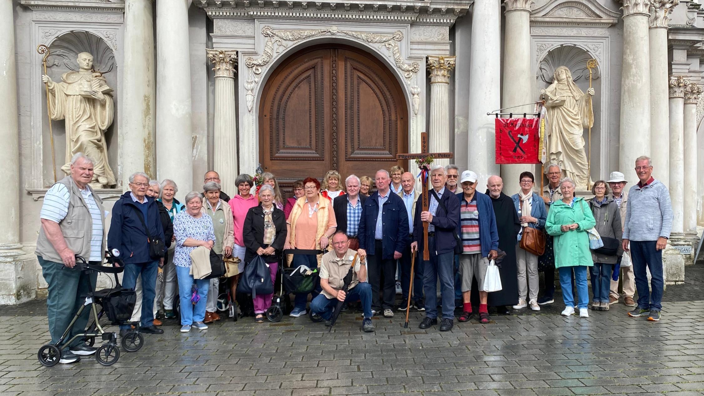 Gruppenfoto vor dem Hauptportal St. Matthias-Basilika