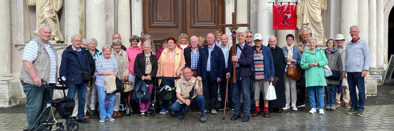 Gruppenfoto vor dem Hauptportal St. Matthias-Basilika
