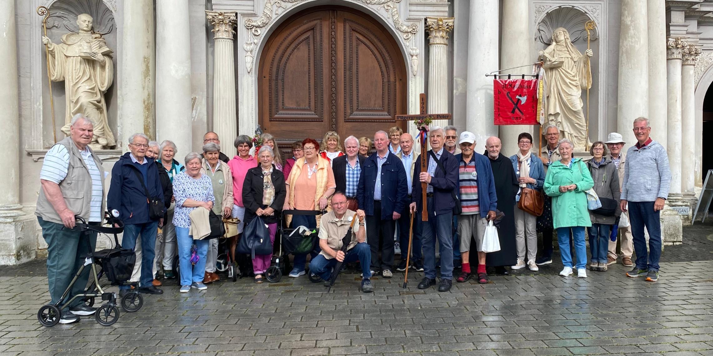 Gruppenfoto vor dem Hauptportal St. Matthias-Basilika