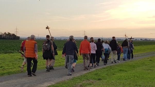 Trierpilger auf dem Weg