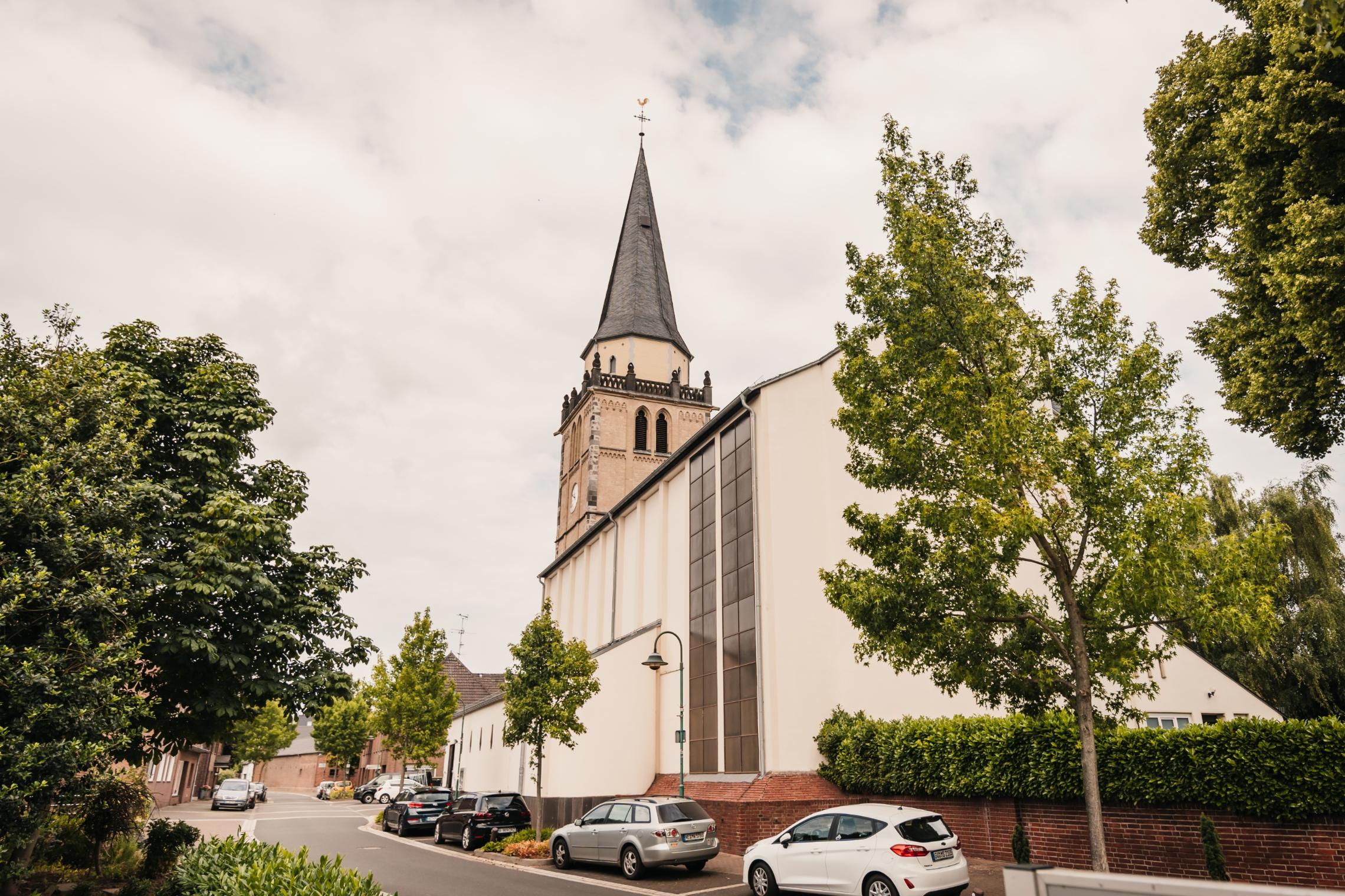 Kirche außen Straße