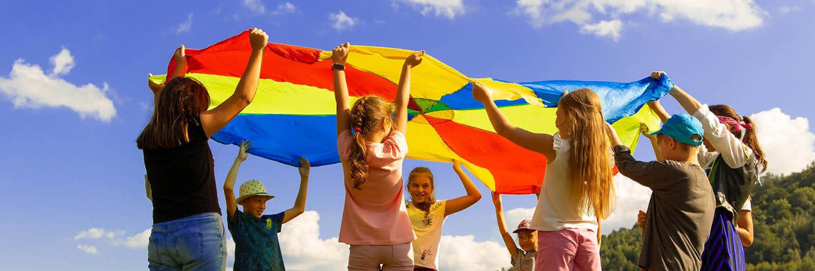 Gruppe von Kindern mit buntem Stoff